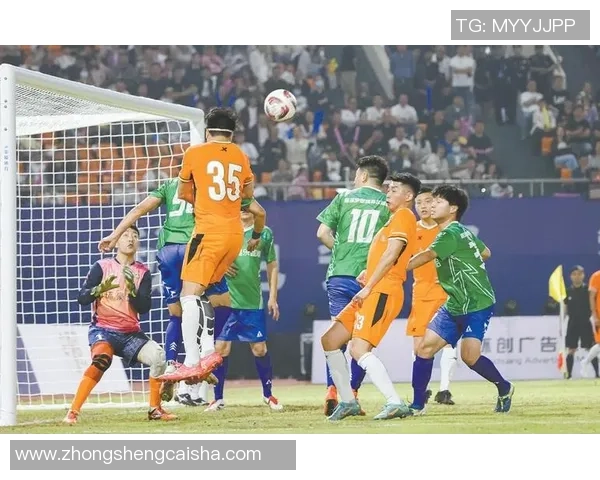 足球场上激情碰撞与音乐律动结合 球星耳机带你感受足球与音乐的完美融合